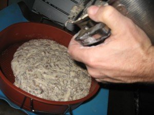 Бисквитное грибное тесто выкладываем в форму