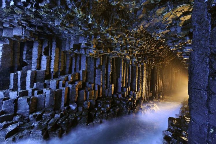 пещера Фингала на побережье Шотландии
