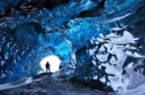 Стены пещеры синего цвета