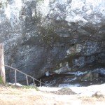 Деревянная лестница к входу в пещеру