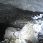 Многовековой лед спускается в пещеру