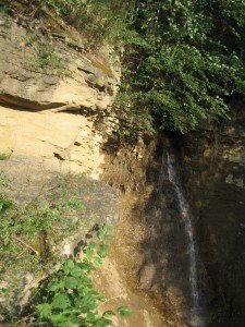 Водопад Шарлама, вид со скалы. Видно, что скала состоит из слоев песчаника.
