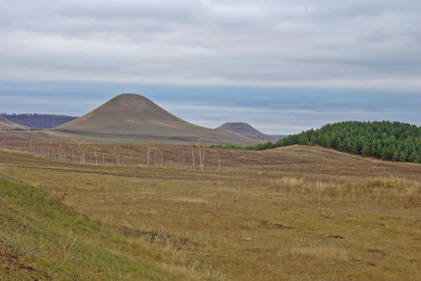 гора Сусак-тау. На заднем плане гора Сатыр-тау гора Сусак-тау. На заднем плане гора Сатыр-тау