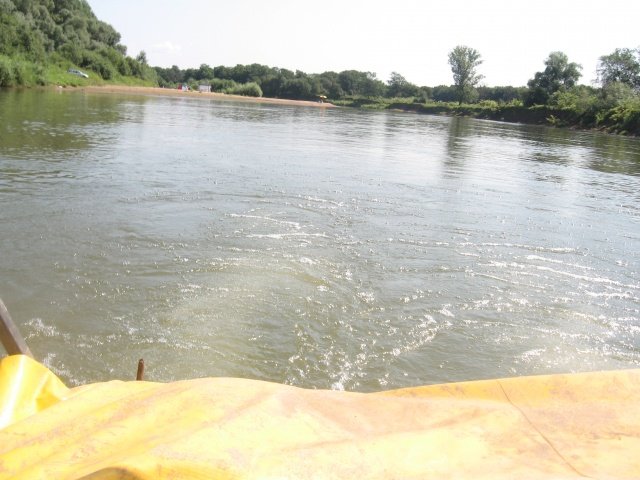 Берег с удивленными отдыхающими