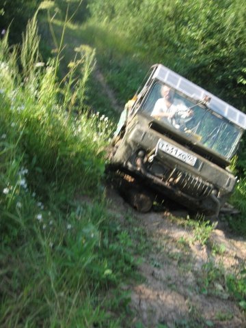 бах, под колесом ломается бревно, и машина начинает падать