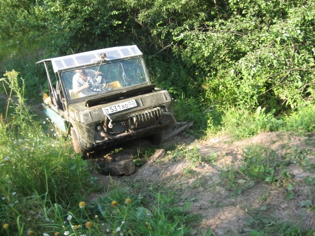 неимоверные усилия водителя, и машина выезжает на твердую поверхность