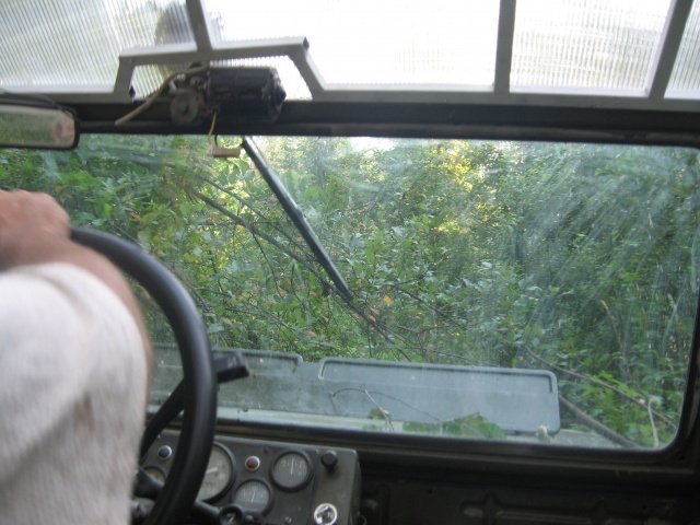 Дорога сквозь заросли леса. Ветви на пути. Похоже тут много лет никто не ездил Дорога сквозь заросли леса. Ветви на пути. Похоже тут много лет никто не ездил