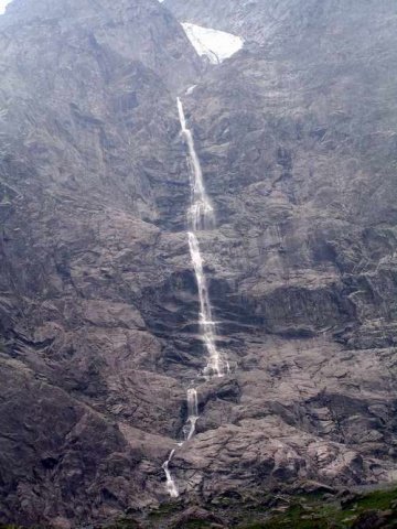 Вид на большой Зейгеланский водопад из долины