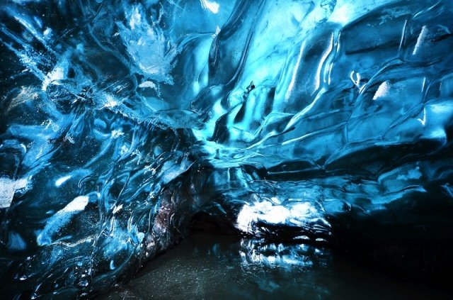 Ледяная-пещера в леднике Ватнайёкюдль поразительного синего цвета.