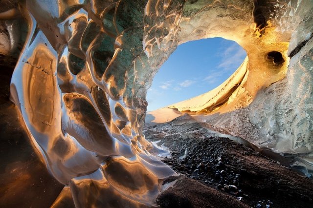 Ледяная пещера, освещенная солнечными лучами. Исландия
