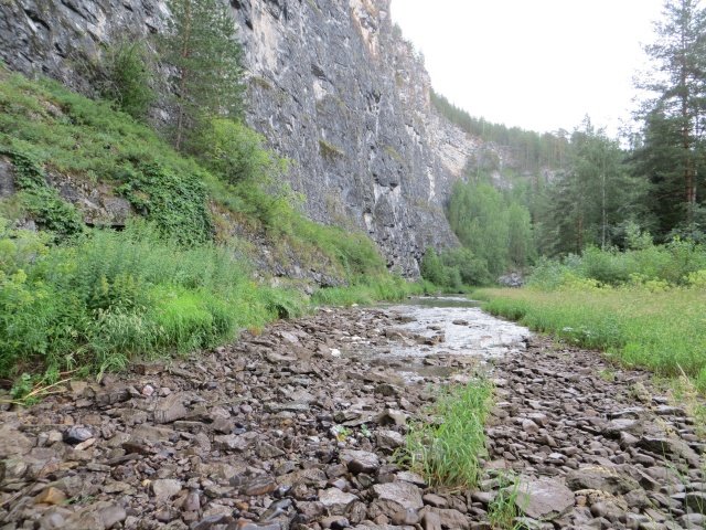 река Сим исчезает под 100-метровой скалой река Сим исчезает под 100-метровой скалой