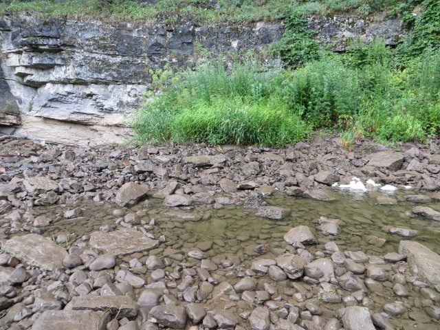 Река уходит под скалу