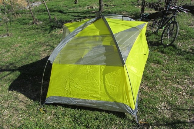 каркас палатки крепится снаружи к тенту через карманы