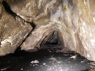 Длинный, тестный, узкий коридор в пещере Белая царица