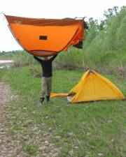 Над головой палатка с карманами из сеточки