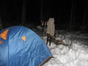 Тент натягивается на палатку. Дуги просунуты в карманы внутренней палатки.