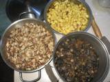 готовые грибы - маслята, польский гриб и черногрибье