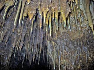 сталактиты в пещере