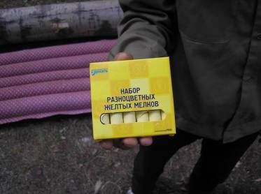 набор разноцветных желтых мелков