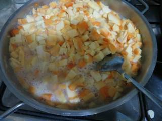 А воды выделяют при жарке очень много. Немножко соды сюда обязательно добавить, без нее кисленько будет.