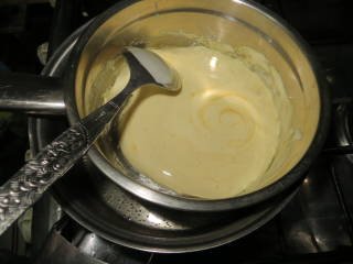 Мед и соду помещаем в небольшую емкость. Ставим на водяную баню.