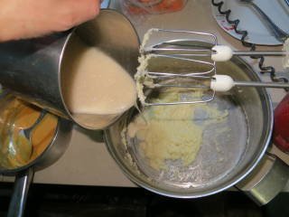  Мягкое масло растираем с сахаром, добавляем взбитые яйца.