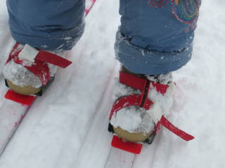 поперек двух лямок колечко тесемки